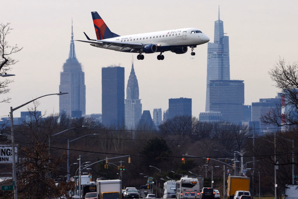 Delta Embraer E175 landing at LaGuardia