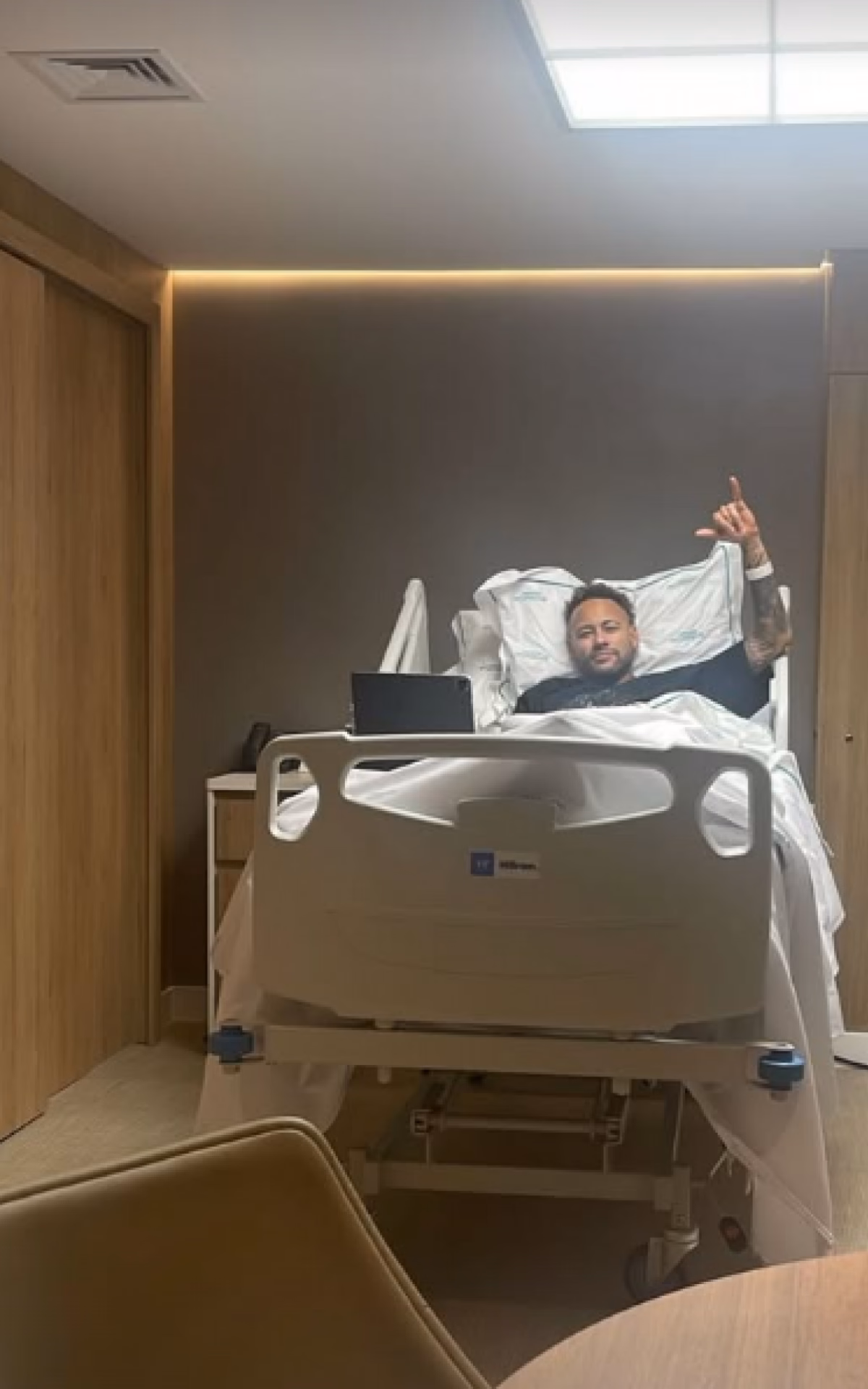 Neymar undergoes successful knee surgery while negotiating contract extension with Santos