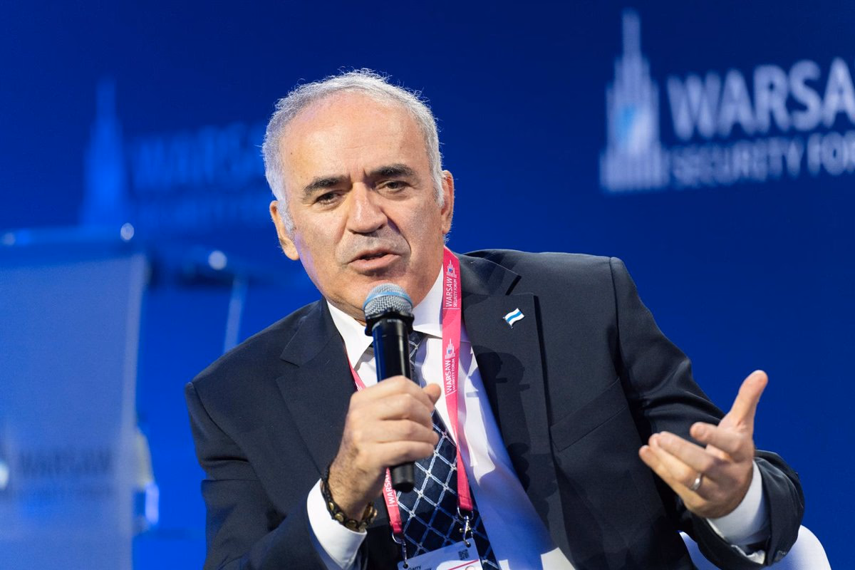 Moscow issues arrest warrant for former chess champion Kasparov on terrorism charges