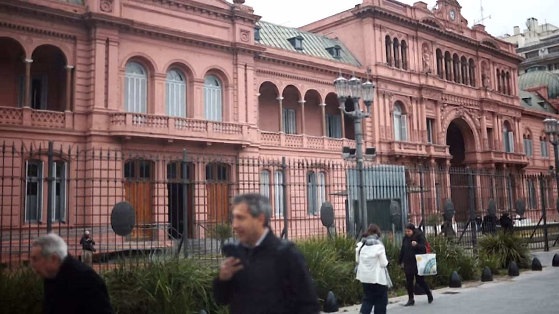 Argentina government bars all accredited journalists from presidential palace