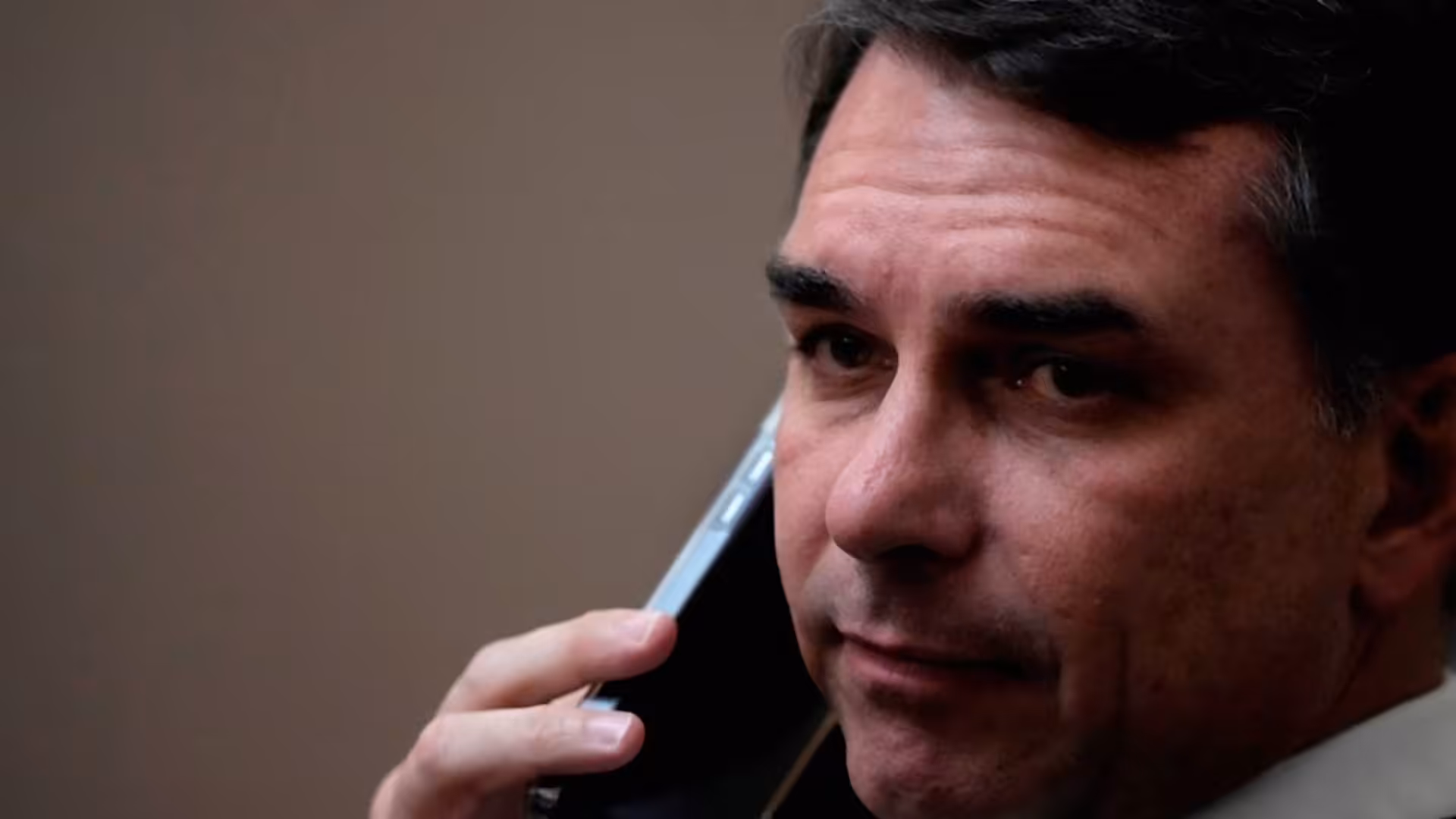 Flávio Bolsonaro challenges poll showing support decline