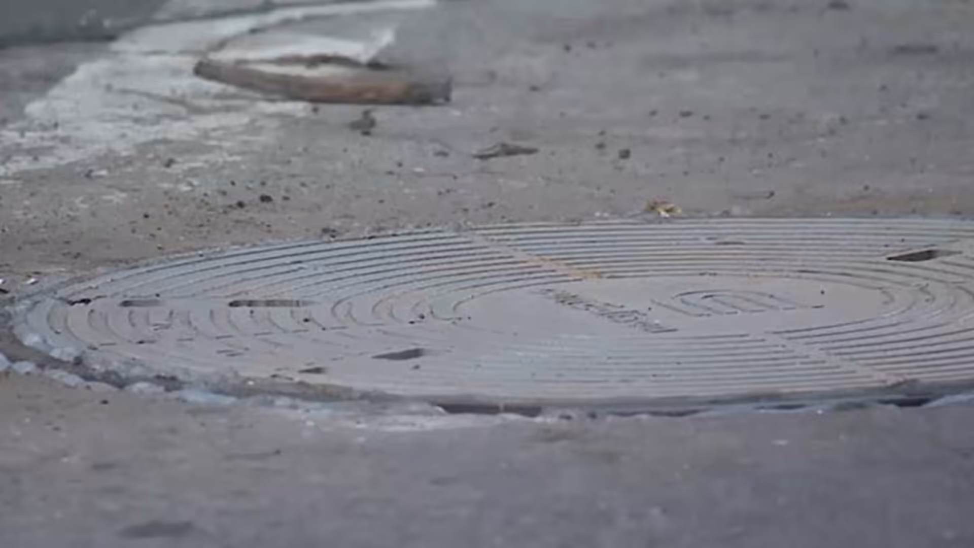 Woman dies after falling into uncovered manhole in Midtown Manhattan