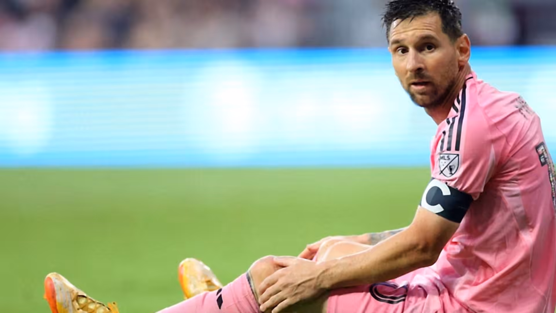 Messi exits Inter Miami's final MLS game with apparent leg injury