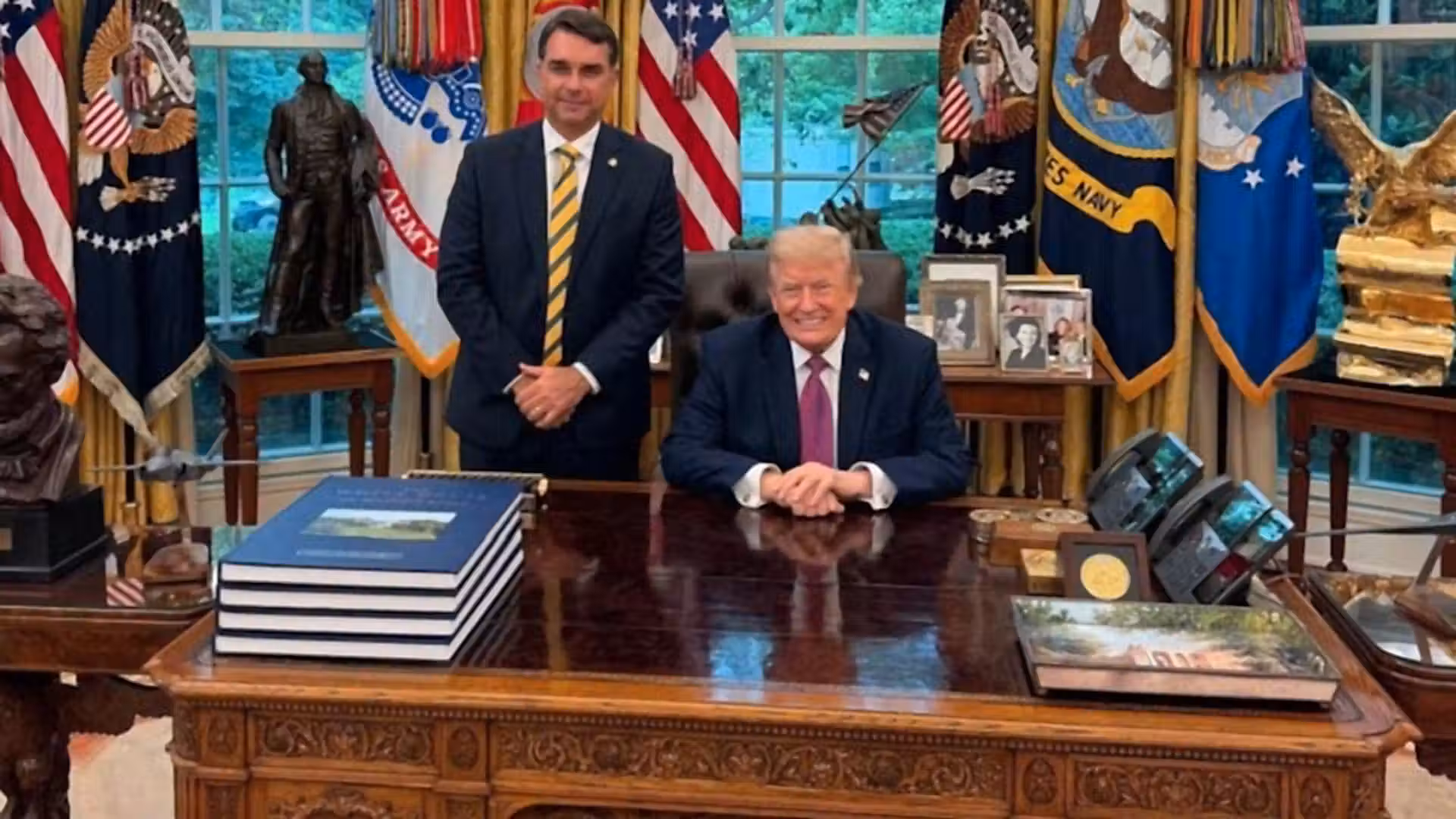 Flávio Bolsonaro meets Trump at White House amid campaign crisis