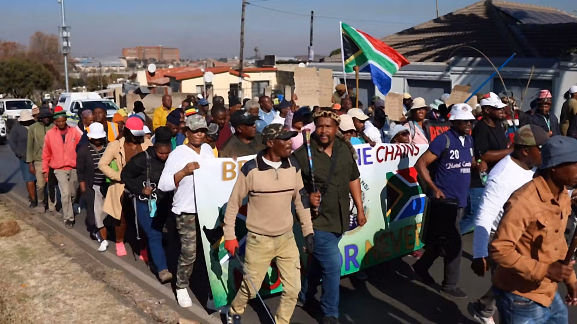 South African anti-immigrant protesters conduct door-to-door searches