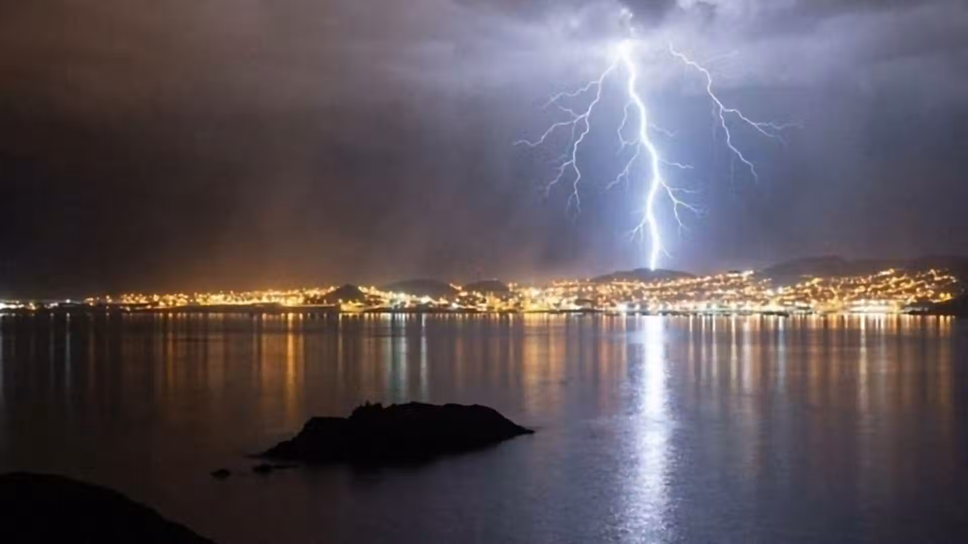 Unusual winter storm batters chilean town with 30-degree heat and 60 km/h winds