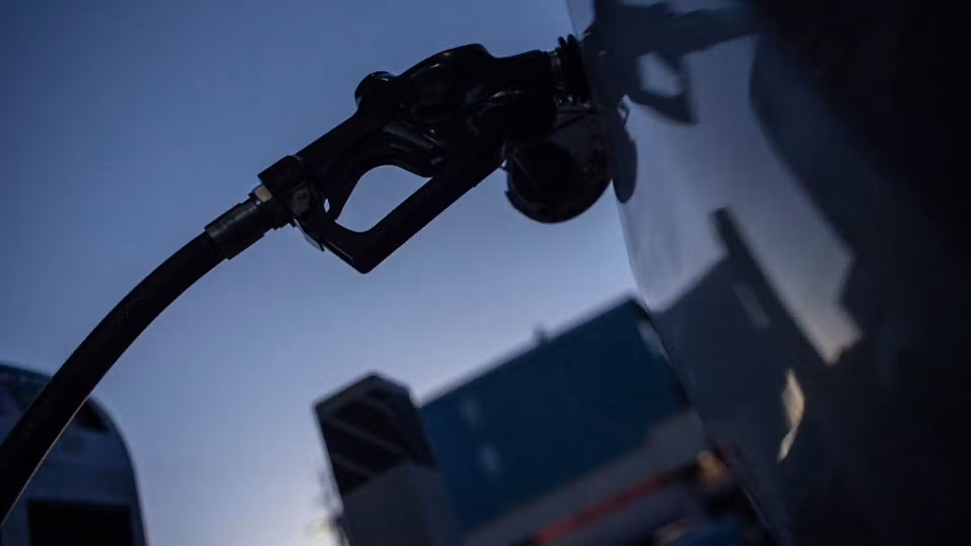 Americans face record gasoline prices for Labor Day weekend