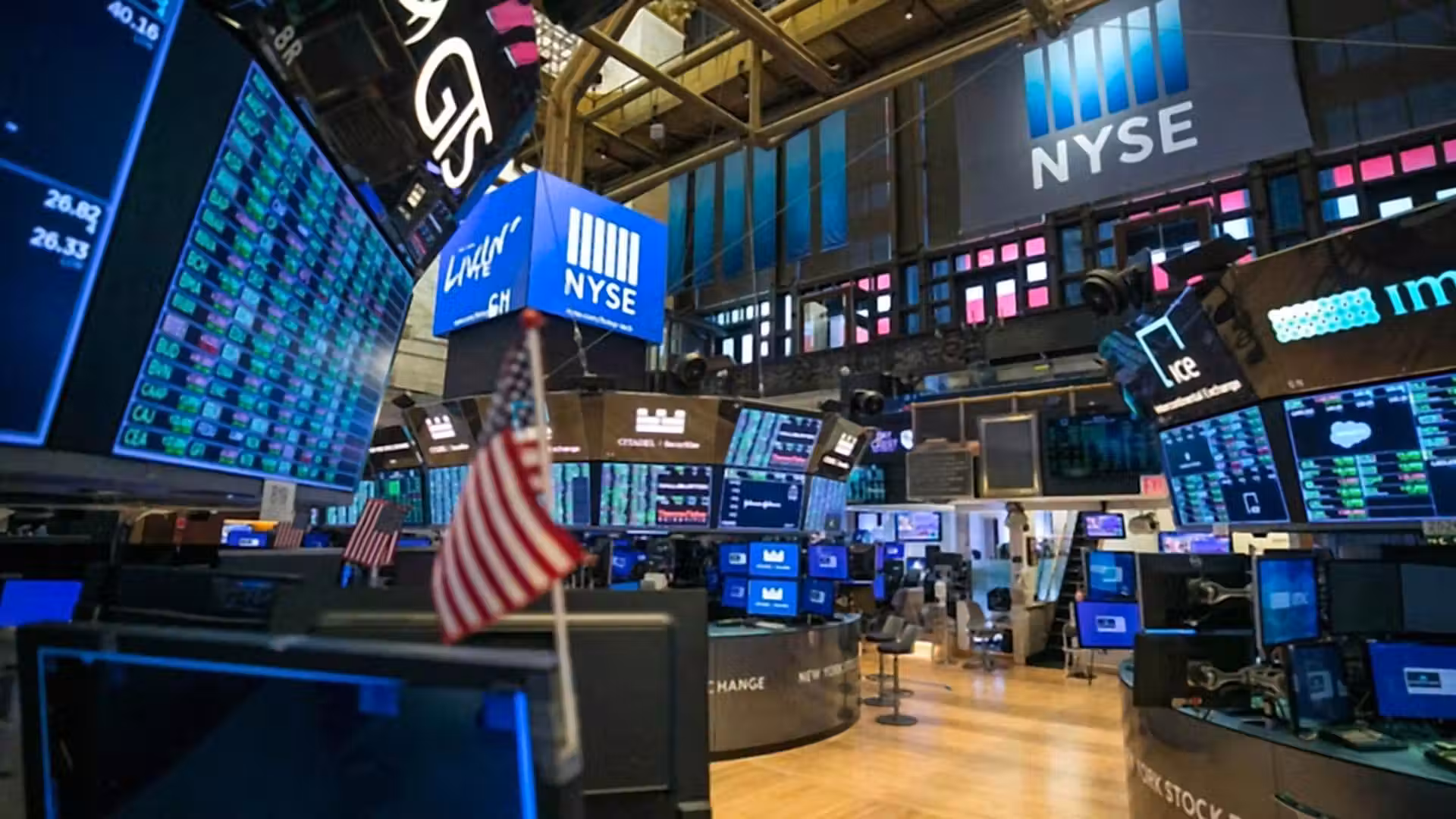 Tech stocks fall after AI leaders call for slower development