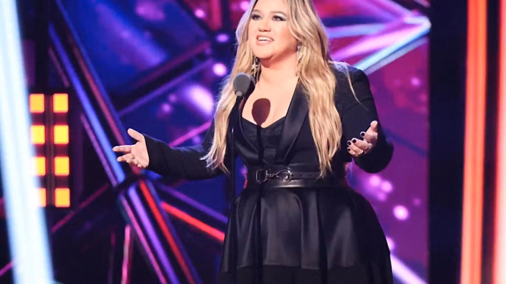 Security footage released of Kelly Clarkson's Art of Play store visit